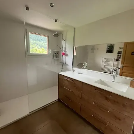 Hébergement de vacances Maison Chaleureuse à Avec Jardin Et Vue Montagne *