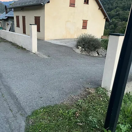 Maison Chaleureuse à Avec Jardin Et Vue Montagne Hébergement de vacances Saint-Aventin